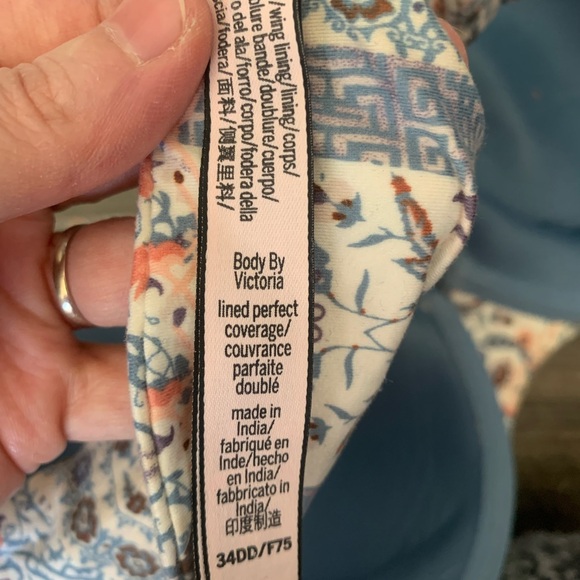 Victoria’s Secret Bras (34DD) - Picture 3 of 4